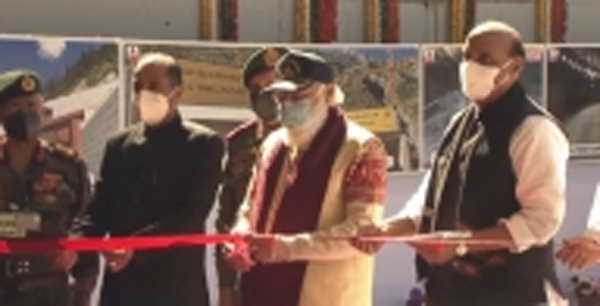 पीएम मोदी ने दुनिया की सबसे बड़ी राजमार्ग सुरंग अटल टनल का किया उद्घाटन